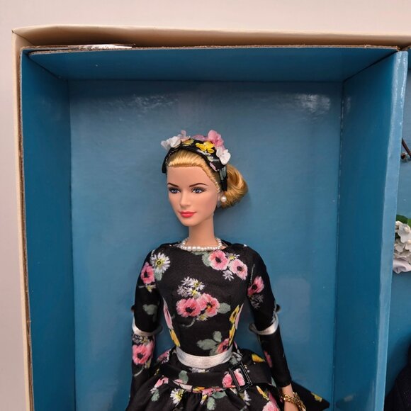 Grace Kelly The Romance Silkstone Barbie Doll Giftset By Mattel Gold Label T7944 - Picture 9 of 16